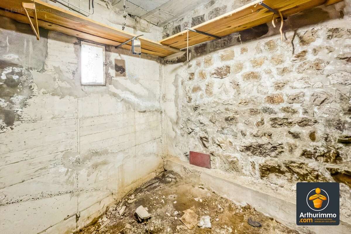 « Maison de village familiale avec terrasse, véranda, combles aménageables et double garage » - photo 24