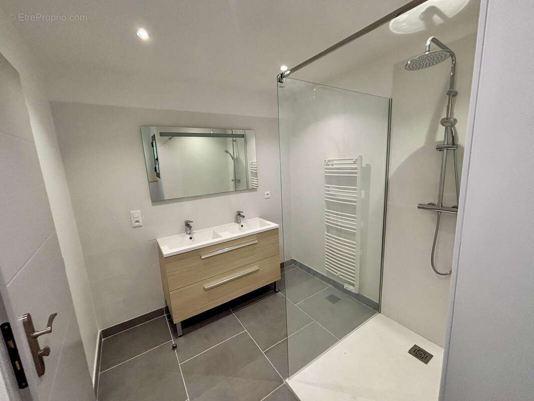 Appartement à SAINTE-CECILE-LES-VIGNES