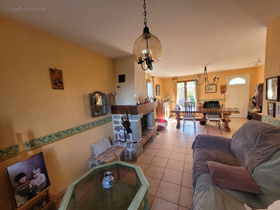 Maison à SAINT-NIZIER-DE-FORNAS