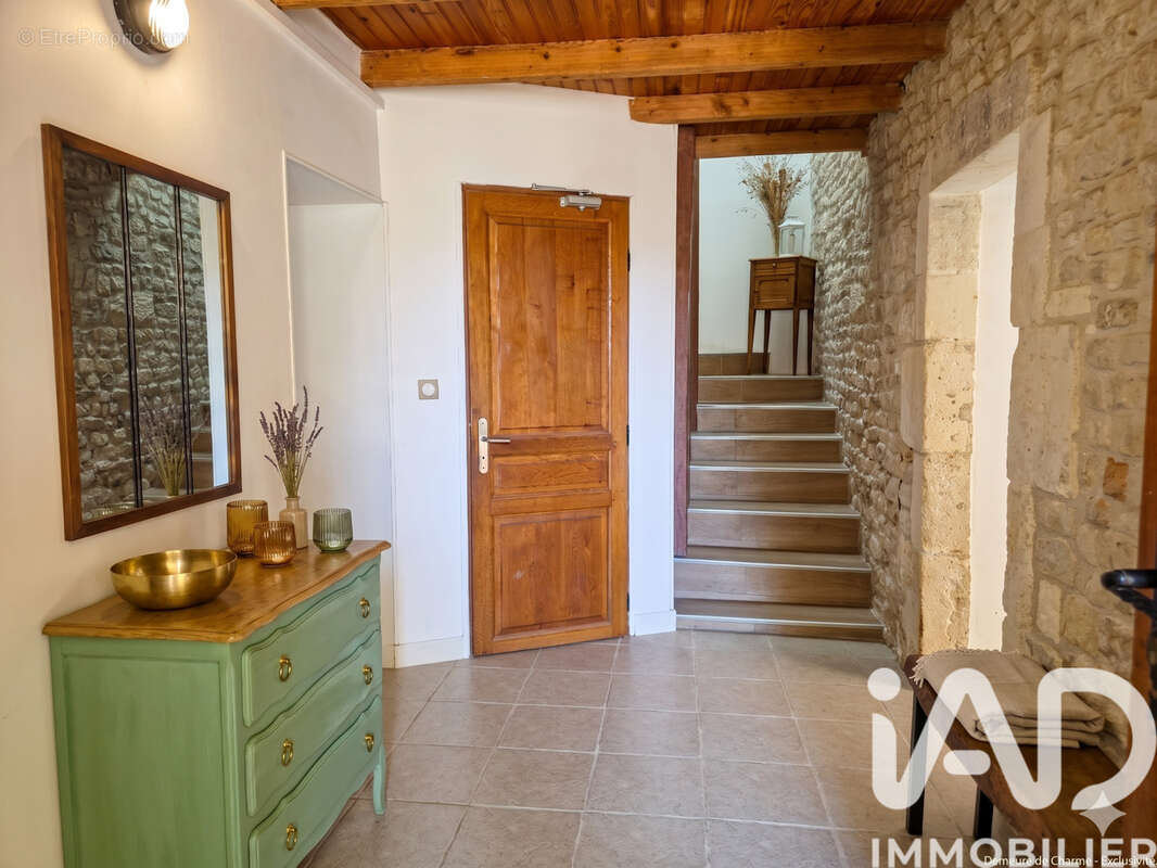 Maison 246 m² à Triac-Lautrait  - photo 8