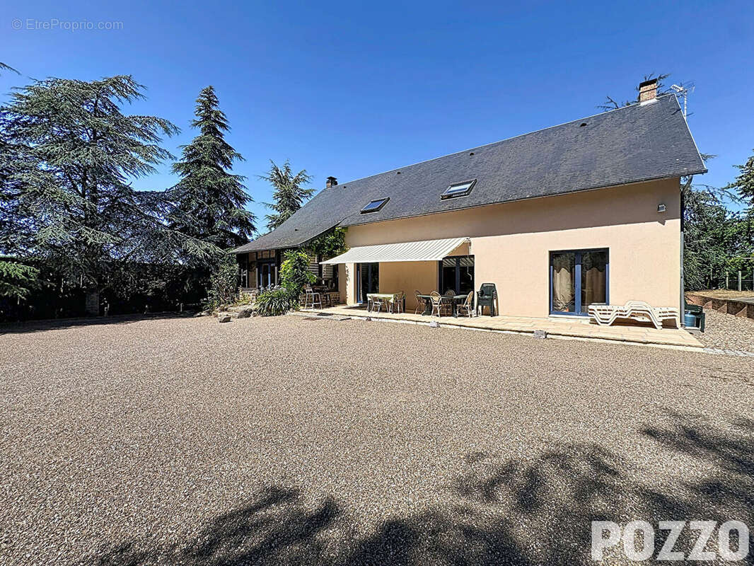 À VENDRE - Maison dans le bourg de Bréhal de 255m² au calme avec parc arboré - photo 2