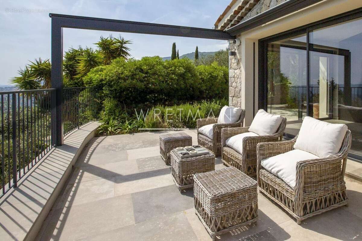 Maison à CHATEAUNEUF-GRASSE