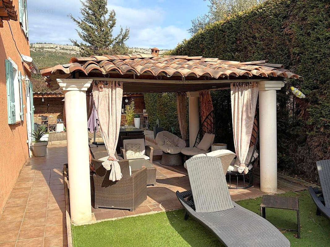 Maison à CHATEAUNEUF-LE-ROUGE