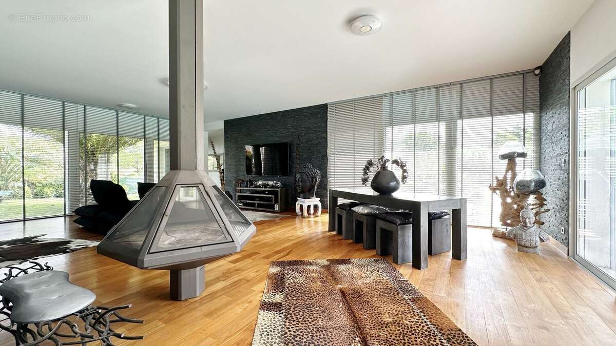 Lieu exceptionnel pour cette villa d'architecte de type 7 pièces de 266 m2 avec piscine - photo 8