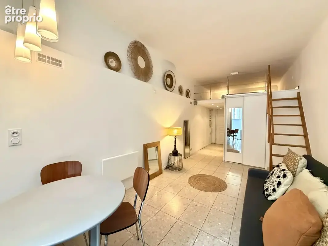 Beau studio avec mezzanine - photo 2