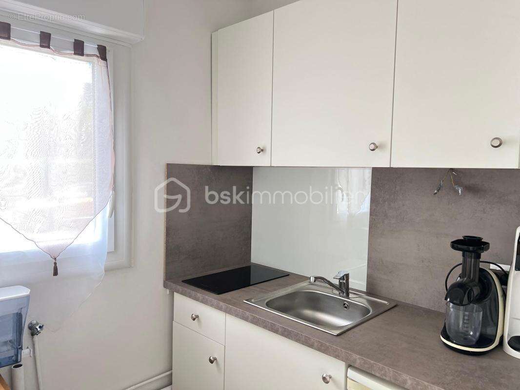 Studio meublé entièrement rénové en rez-de-chaussée dans une résidence calme - photo 5