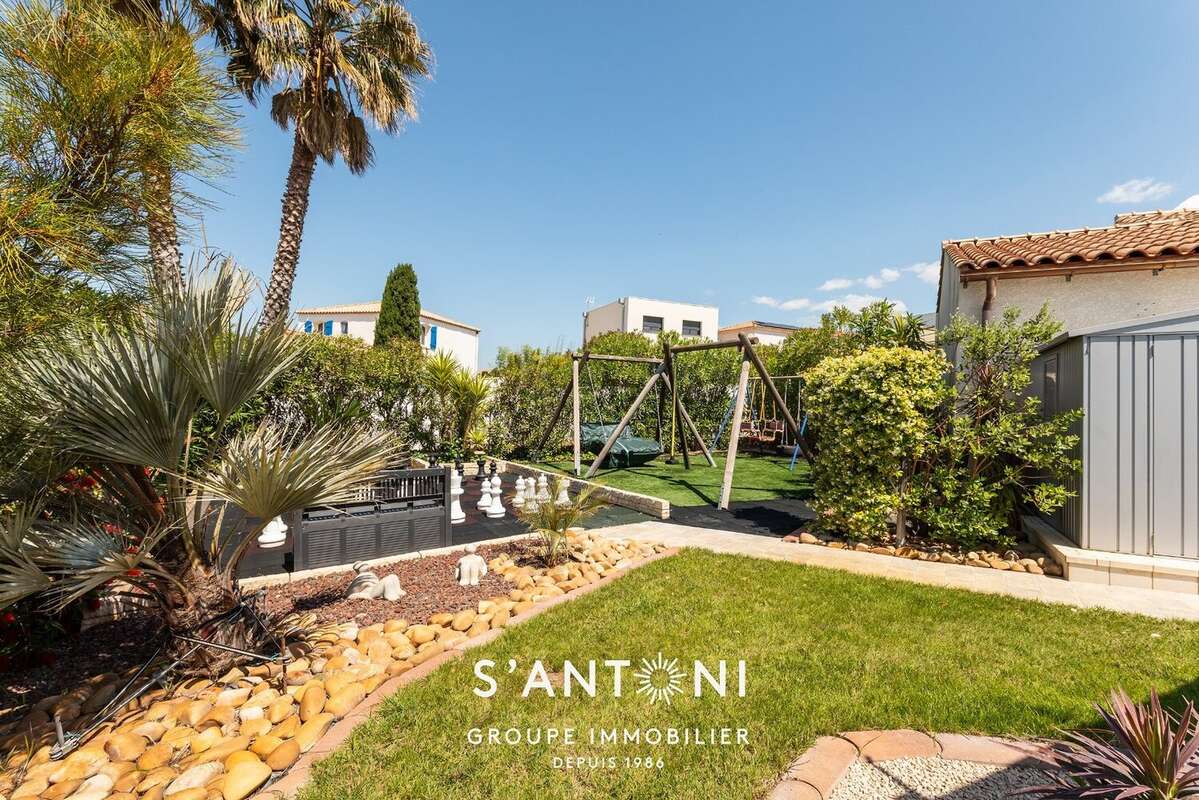 MEZE - Maison de plain pied sur un grand terrain avec piscine - photo 13