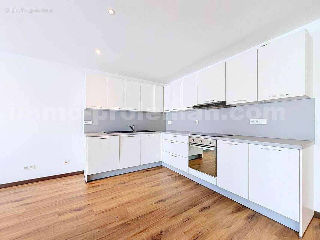 Appartement_T3_Annemasse_belle_superficie_prox_frontière_Suisse_tram_Ceva_direction_GENEVE_Frontaliers_Salon_Séjour_Cuisine_