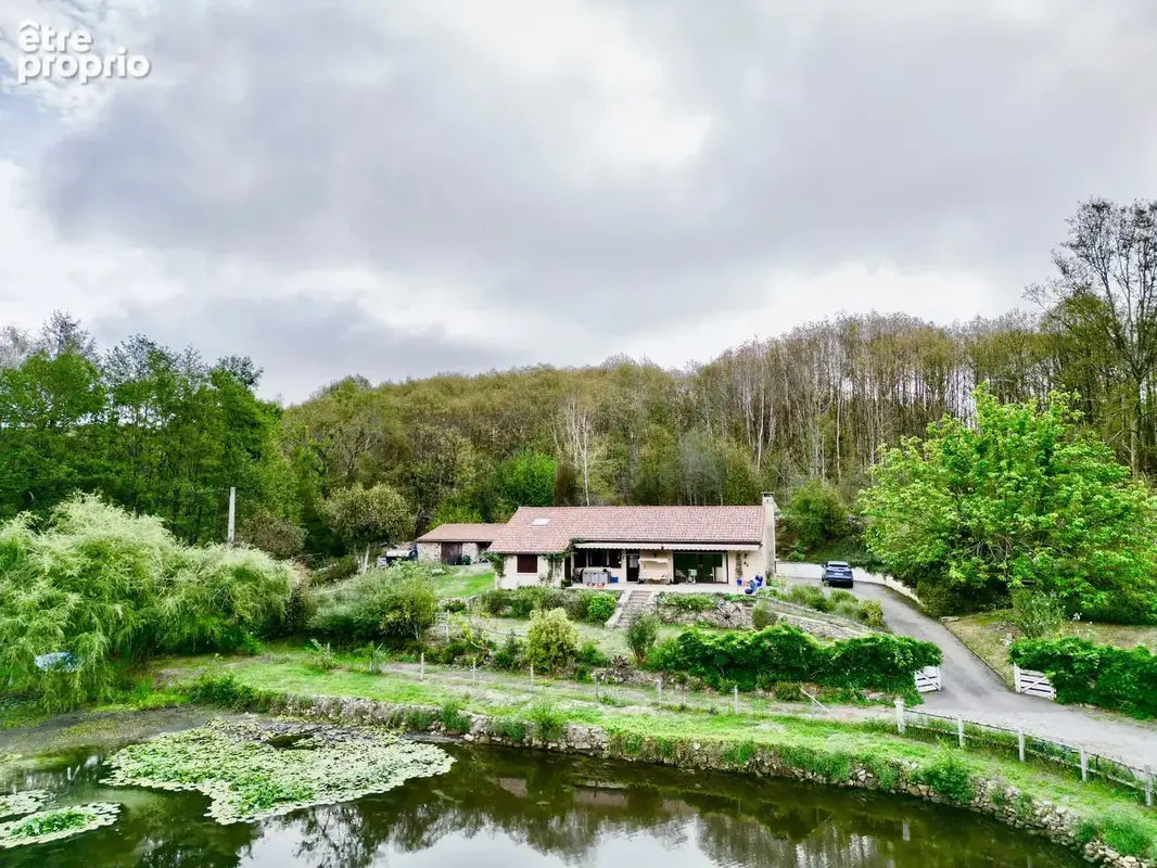 Une vue imprenable sur le lac, le tout dans un pavillon indépendant niché au cœur de magnifiques jardins privés. - photo 21