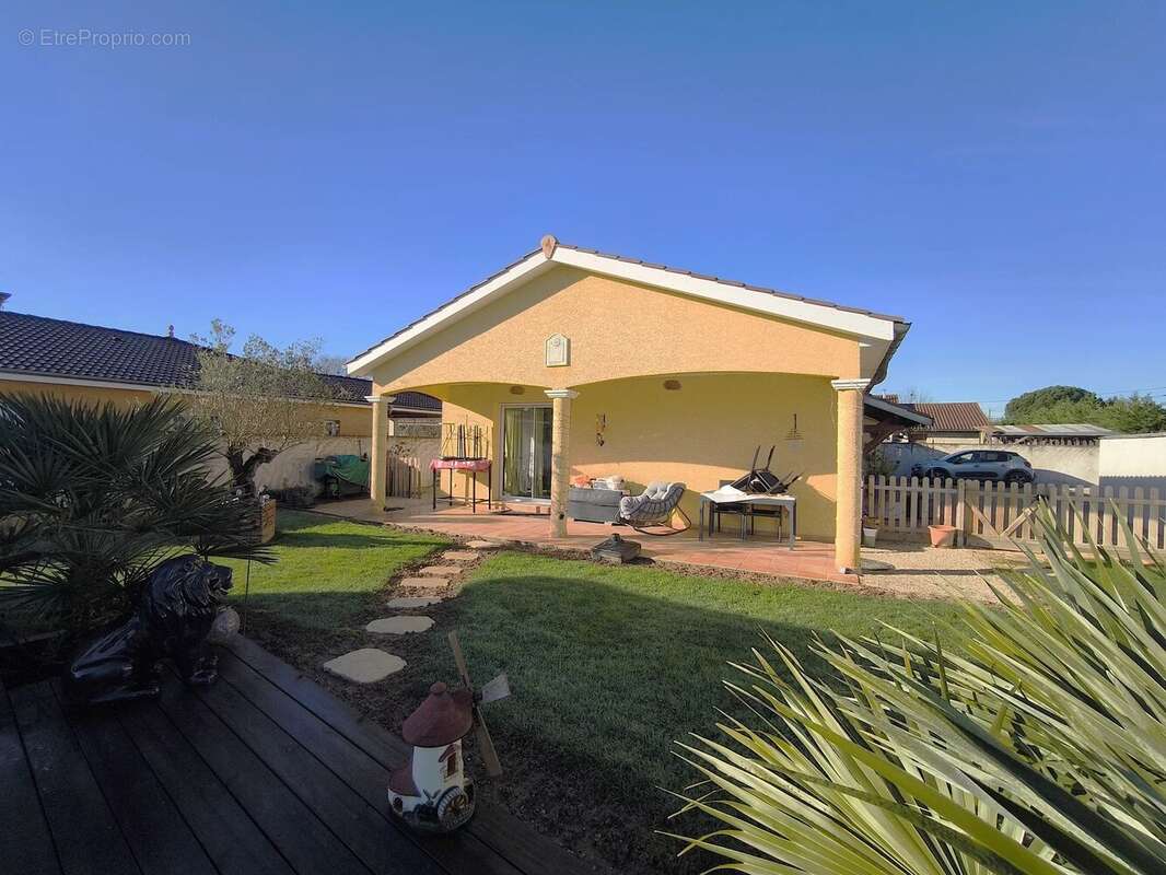 Maison à CRUZILLES-LES-MEPILLAT