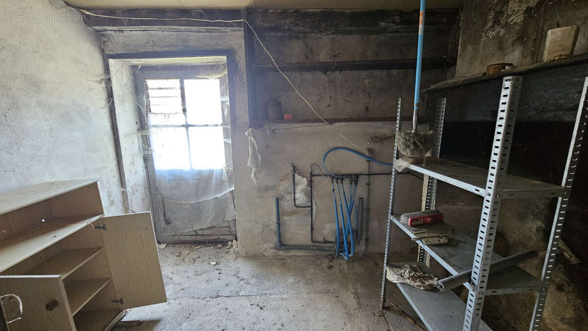 Maison ancienne avec dépendances et terrain à rénover - photo 7