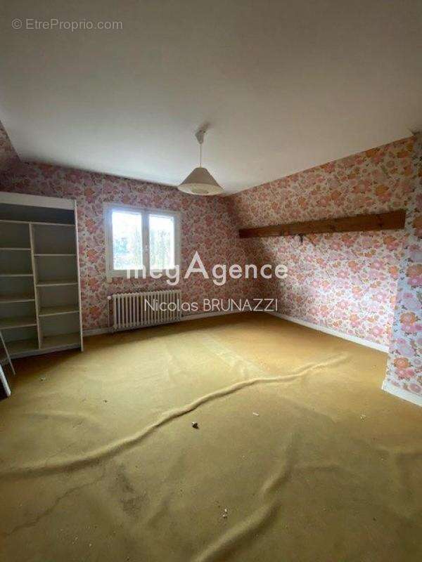 Maison à AMBRIERES-LES-VALLEES