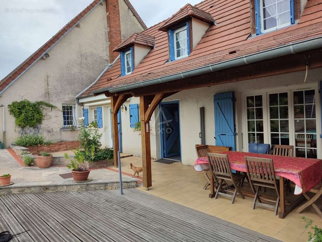 Rare sur le marché, cette belle longère de caractère de 168 m2 habitables, implatntée sur un beau terrain de 1126 m2 avec piscin - photo 3