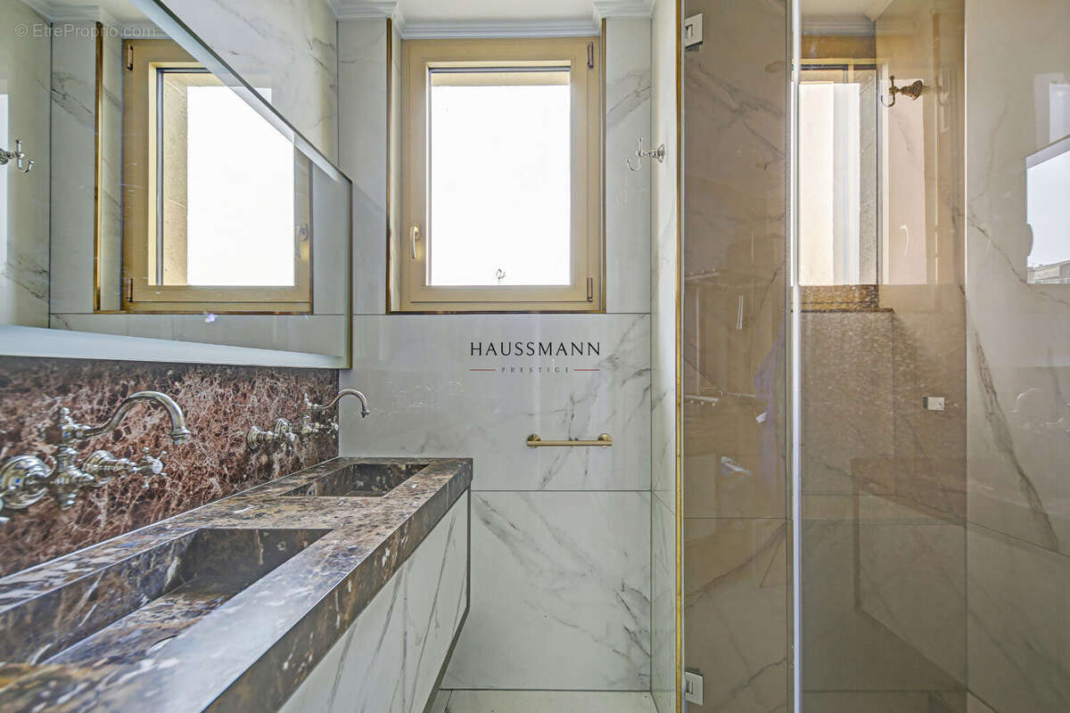 Appartement à NEUILLY-SUR-SEINE