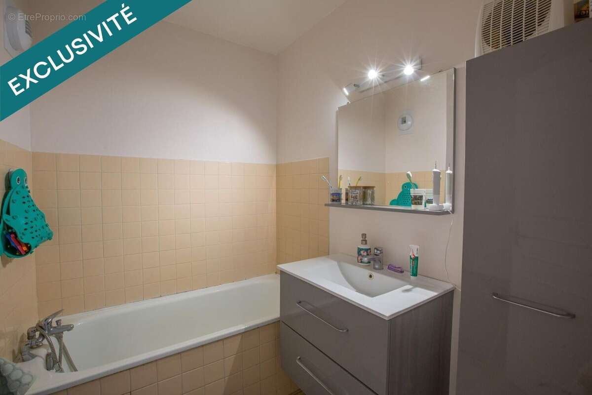 Appartement 72 m² à Le Mesnil-Saint-Denis  - photo 9