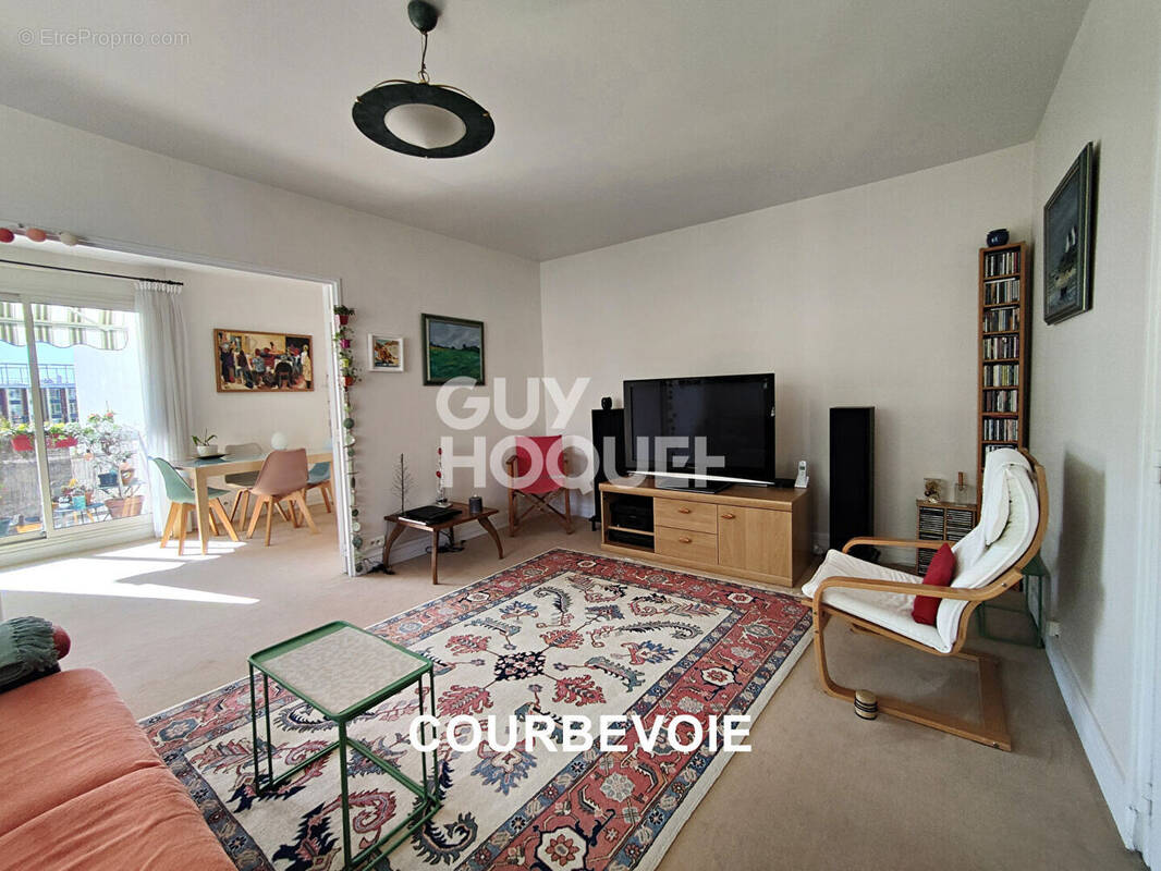 Appartement à COURBEVOIE