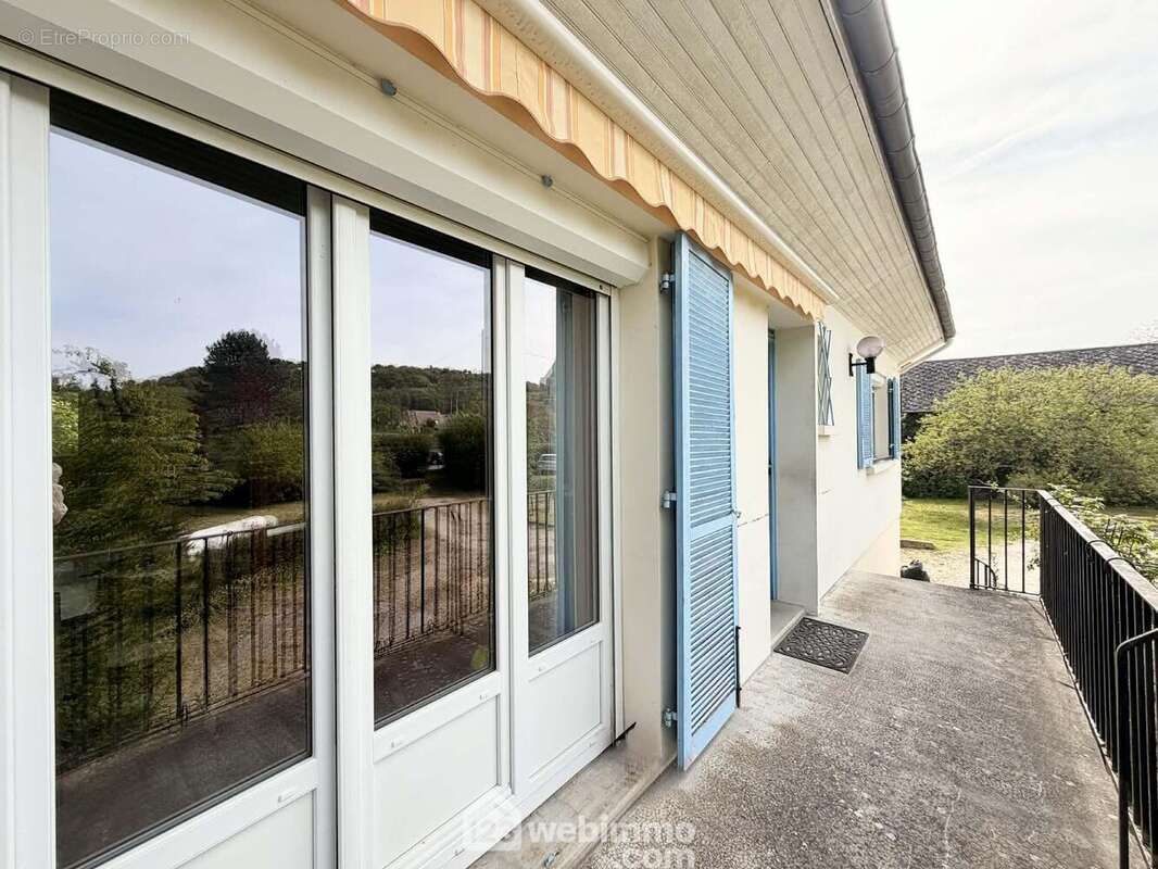 Un balcon bien exposé avec un store banne motorisé ! - Maison à BRUYERES-ET-MONTBERAULT