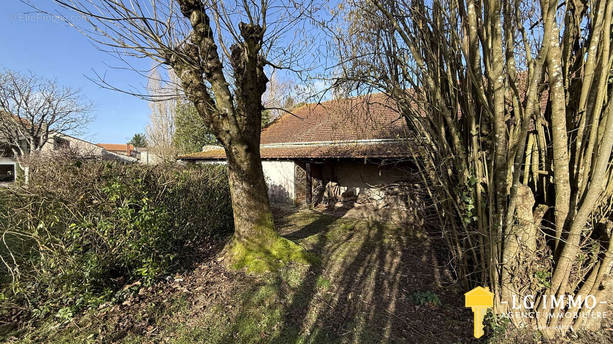 Maison à BRIE-SOUS-MORTAGNE