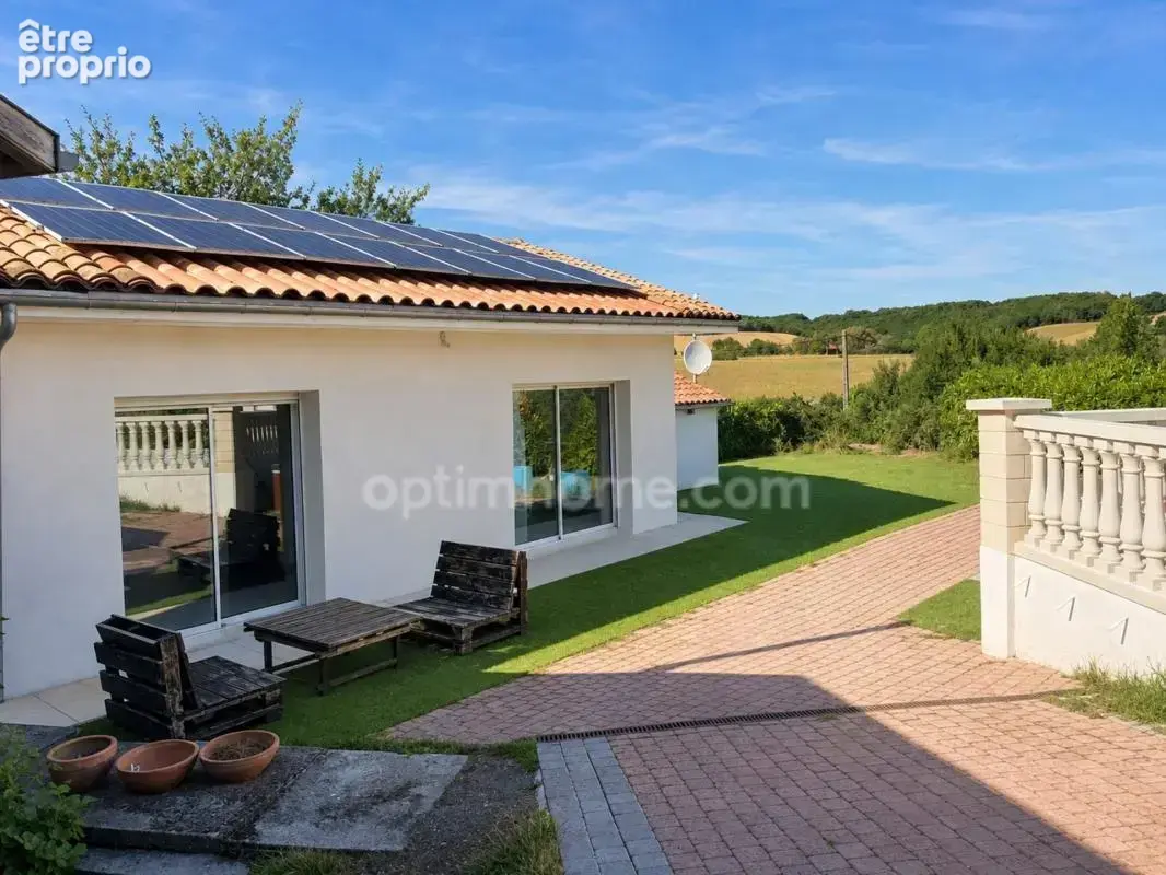 Maison, ferme à rénover, piscine, terrain de 1 900 m² - photo 2