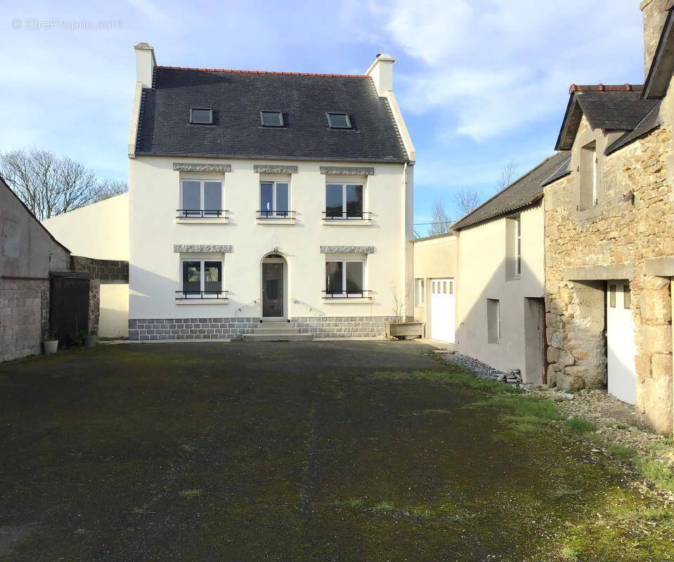Maison à KERLOUAN