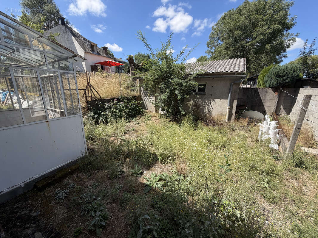 Marcenat centre  Jolie maison de 118 m2 avec 15 427 m2 de terrains au cœur du Cézallier - photo 2