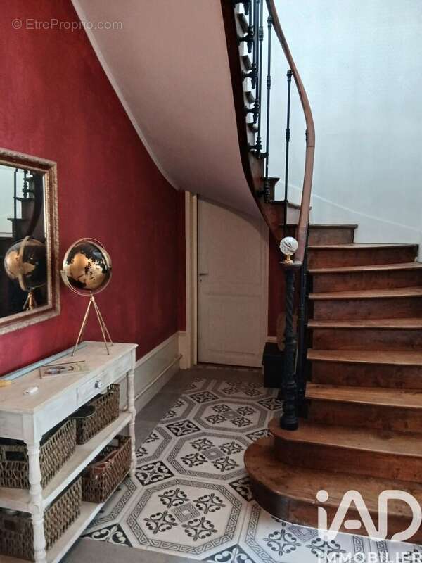 Maison 270 m² à Corme-Royal  - photo 8