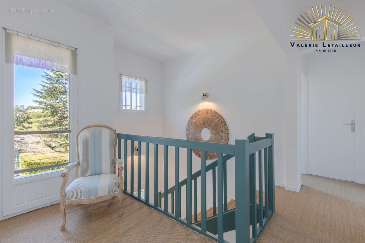 Magnifique maison de caractère développant environ 170 m2 habitables, complétés par 100 m2 de sous-sol, le tou - photo 9