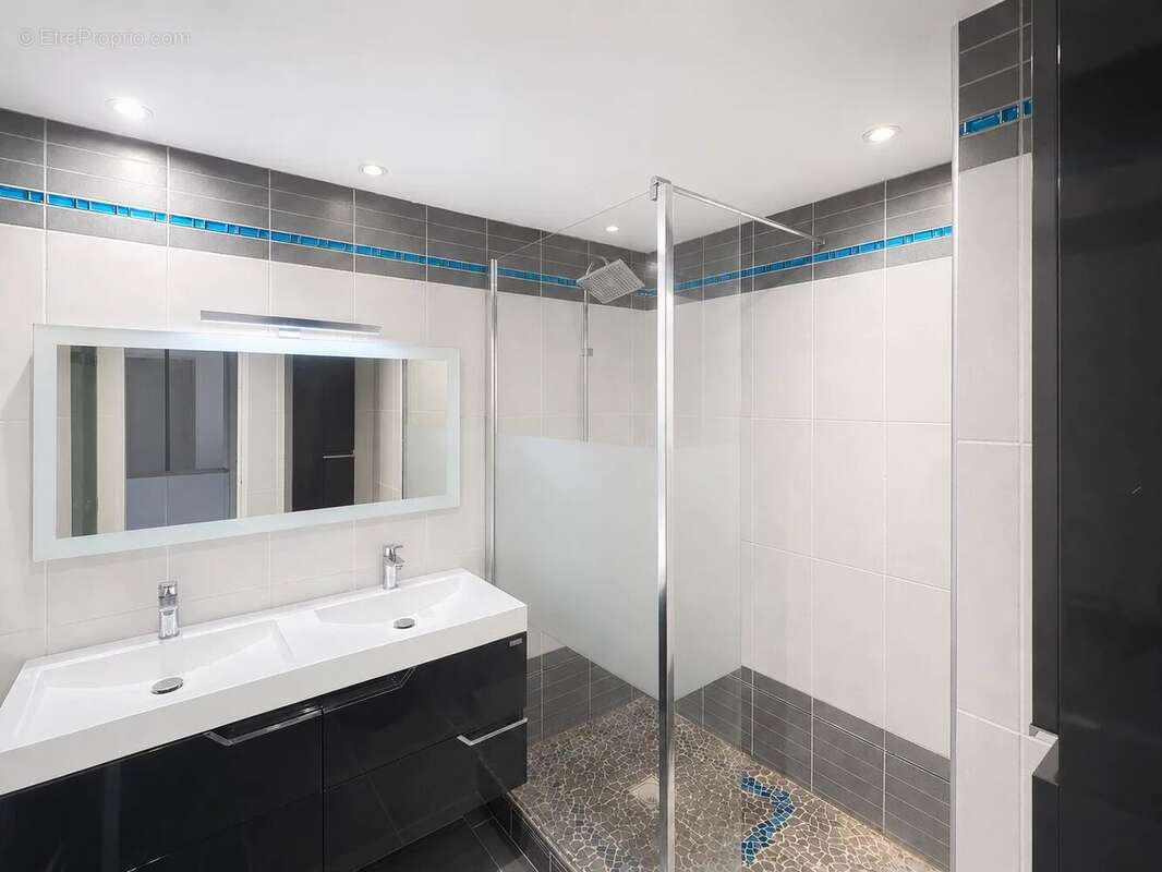 ANTIBES – 4 pièces rénové de 84 m² avec terrasse - Exclusivité Infinity Group Immobilier - photo 7