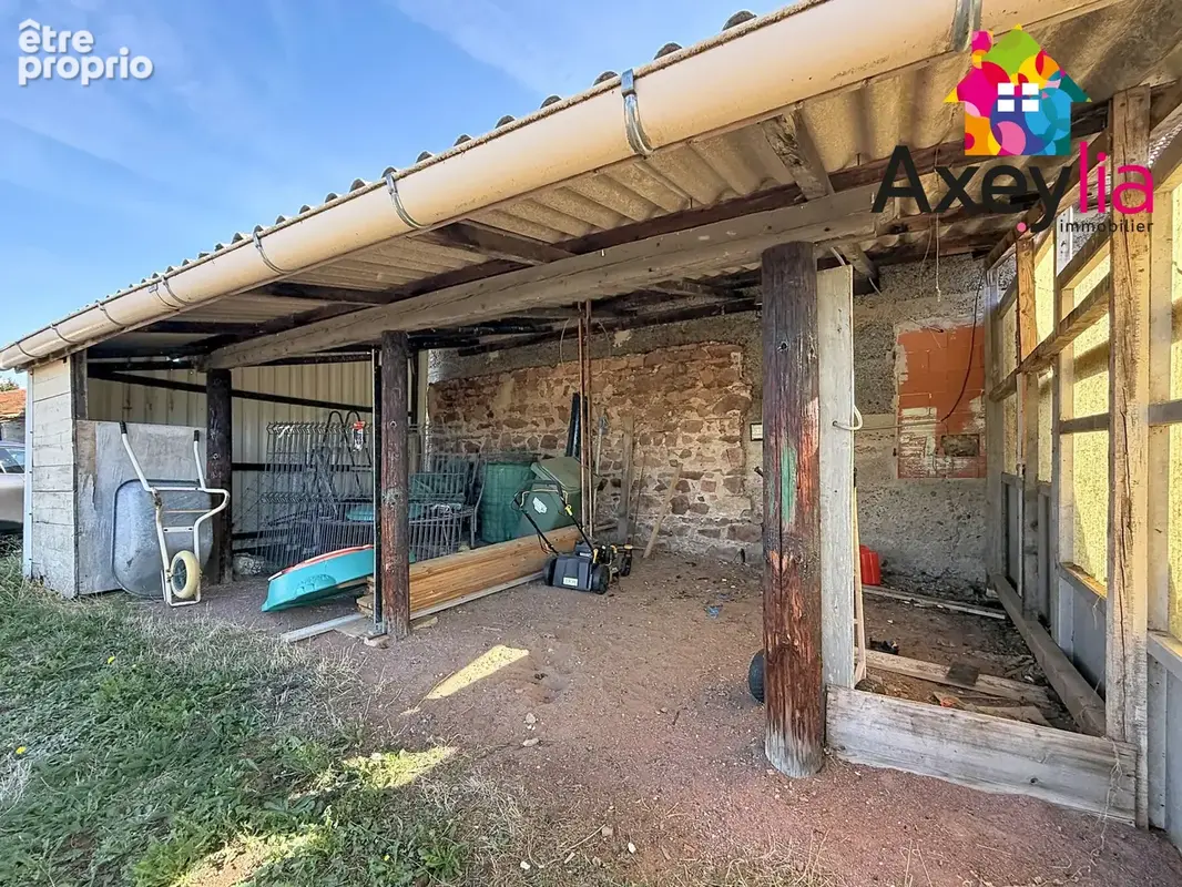 A vendre - commelle-vernay - maison en partie rénovée avec trois chambres, bureau, terrasse, dépendance aménag - photo 4