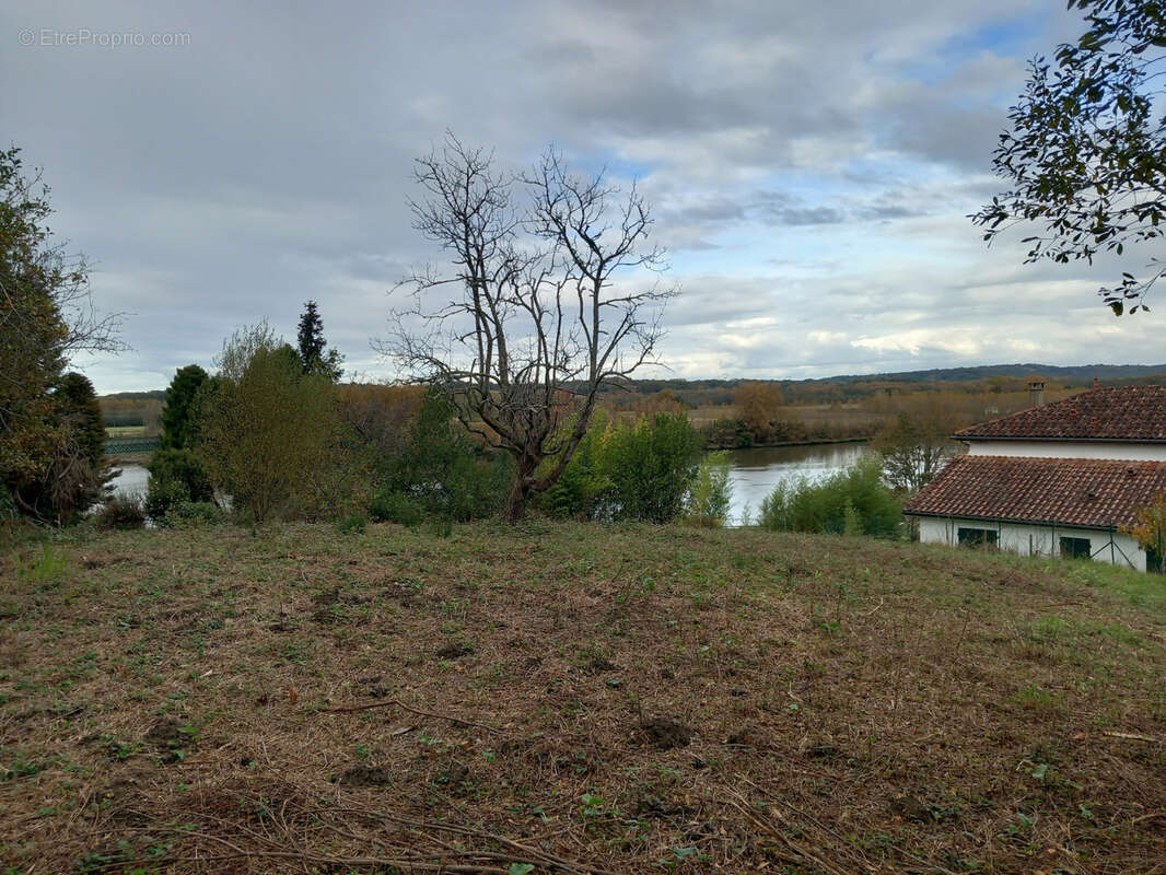 Terrain à URT