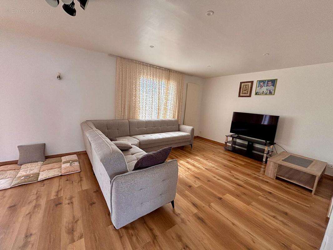 COUP DE COEUR À CHALLUY  Maison familiale de 130 m² avec terrain de 1 045 m² - photo 3