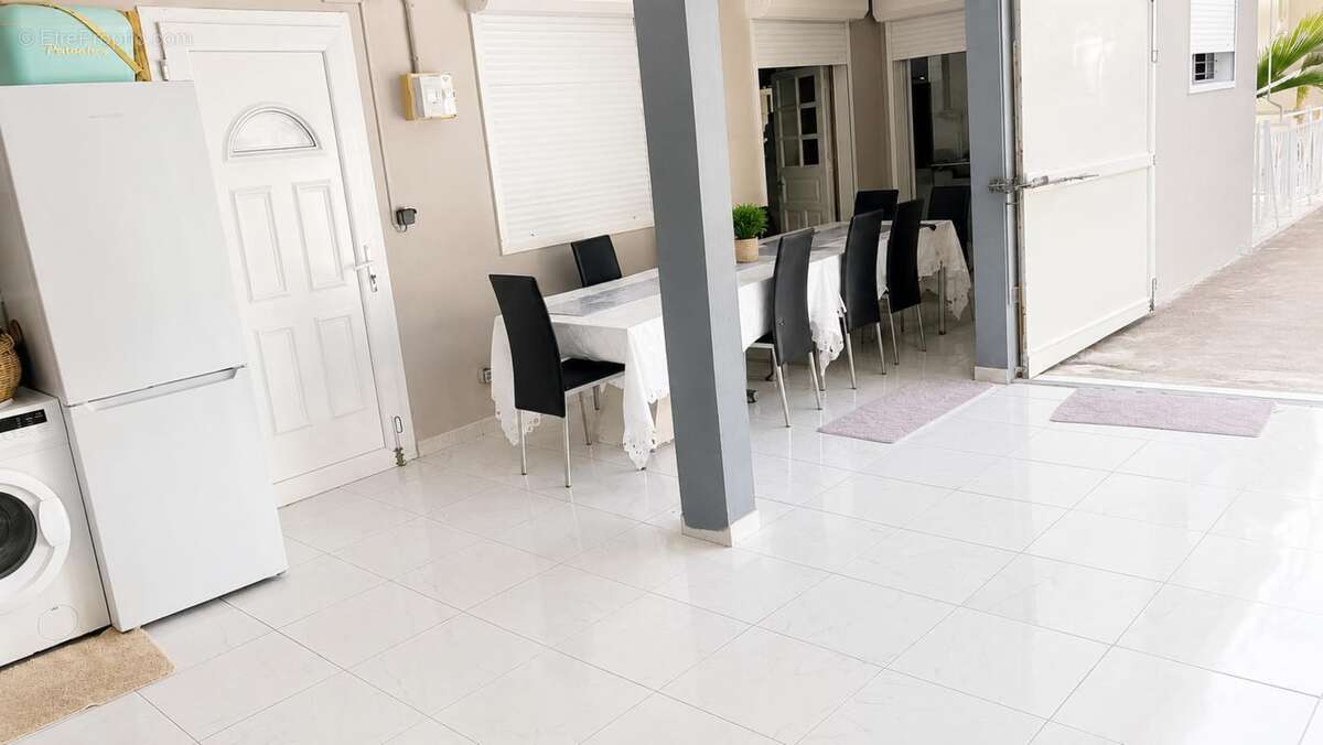 A VENDRE : Maison T3 + T2 - Ducos (97224) - photo 9