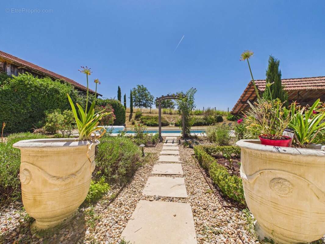 Fabuleuse maison en pierre avec piscine et joli jardin - photo 19