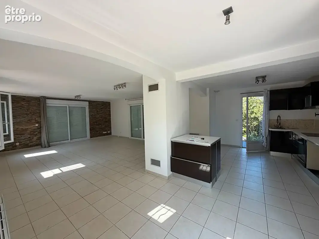 Super Maison  de plain pieds de 128 m2 habitable avec terrain , piscine et parkings - photo 5