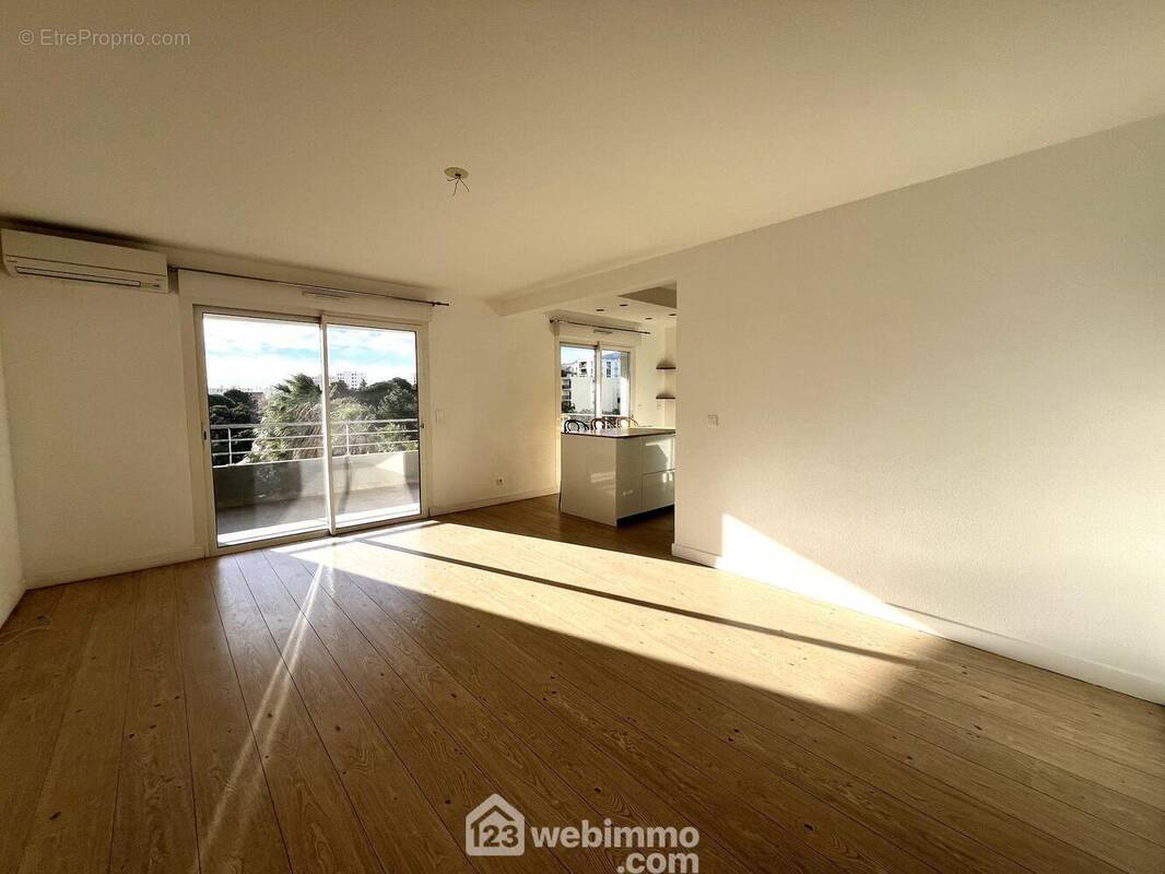 Le séjour exposé Sud/Est - Appartement à BASTIA