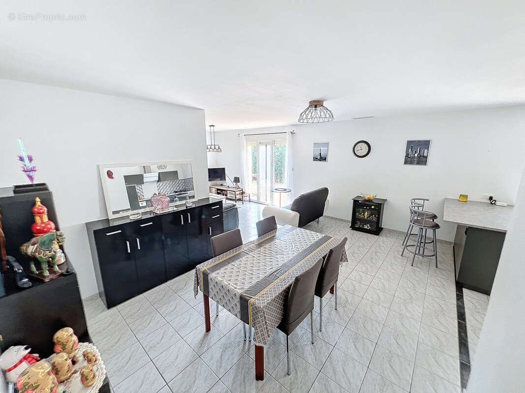 Maison à SAINT-LAURENT-DE-LA-SALANQUE