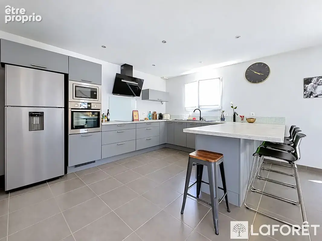 Pusignan - maison familiale récente avec piscine 147m² - photo 5