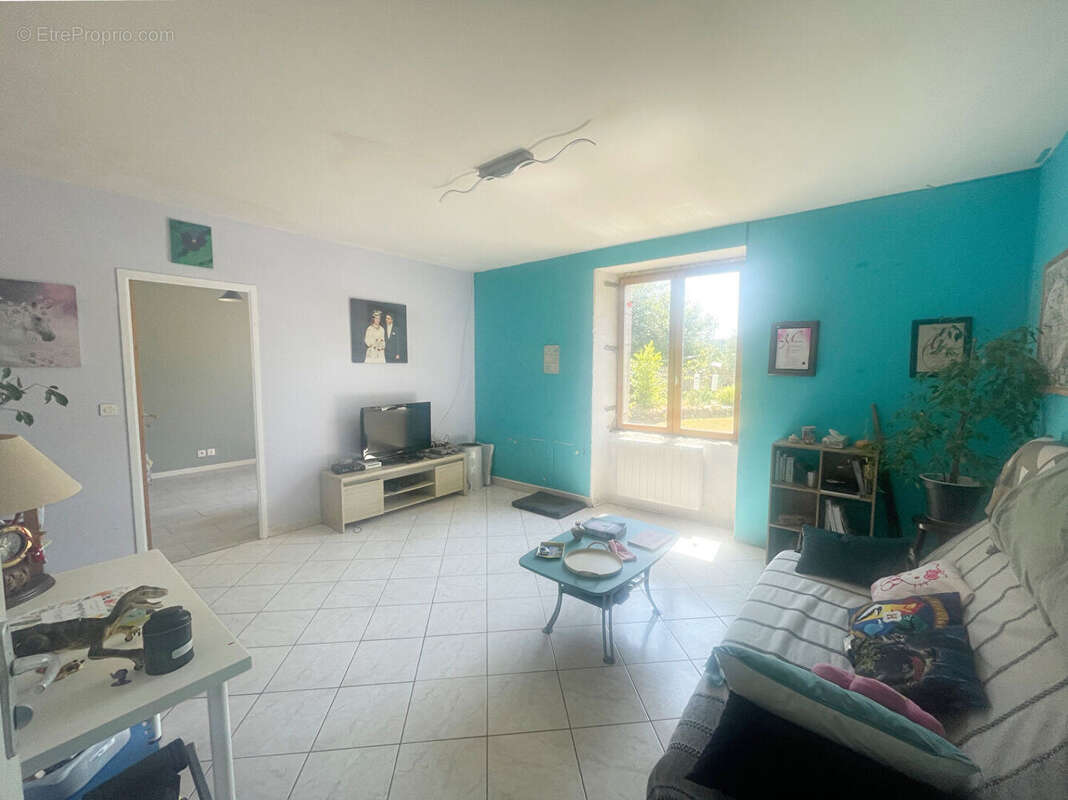 NISTÈRE: Pleyben. Ancienne école de 240 m² avec 6 chambres, jardin et garage. - photo 6