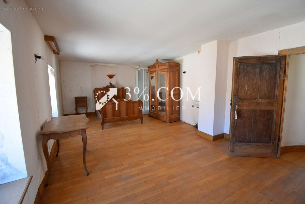 Maison de caractère de 280 m2 à rénover sur un terrain d'environ 950 m2 à FAVIERES - photo 19