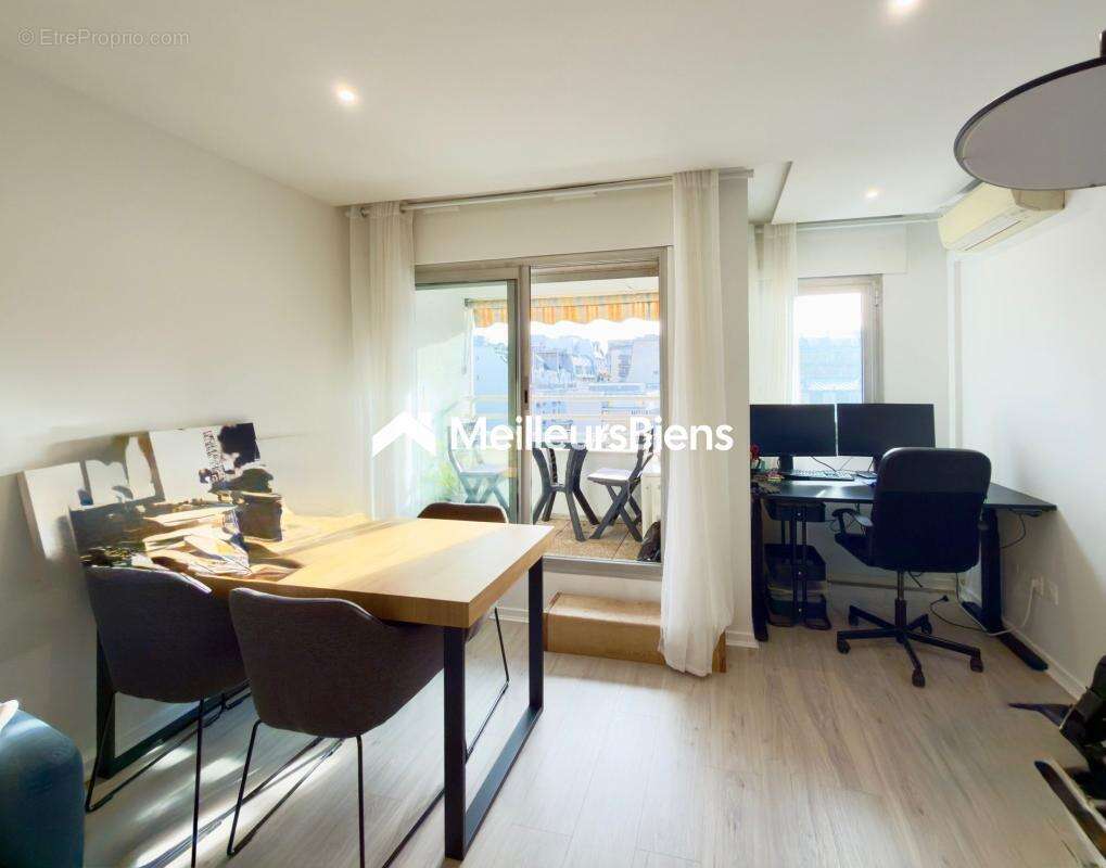 Appartement à PARIS-16E