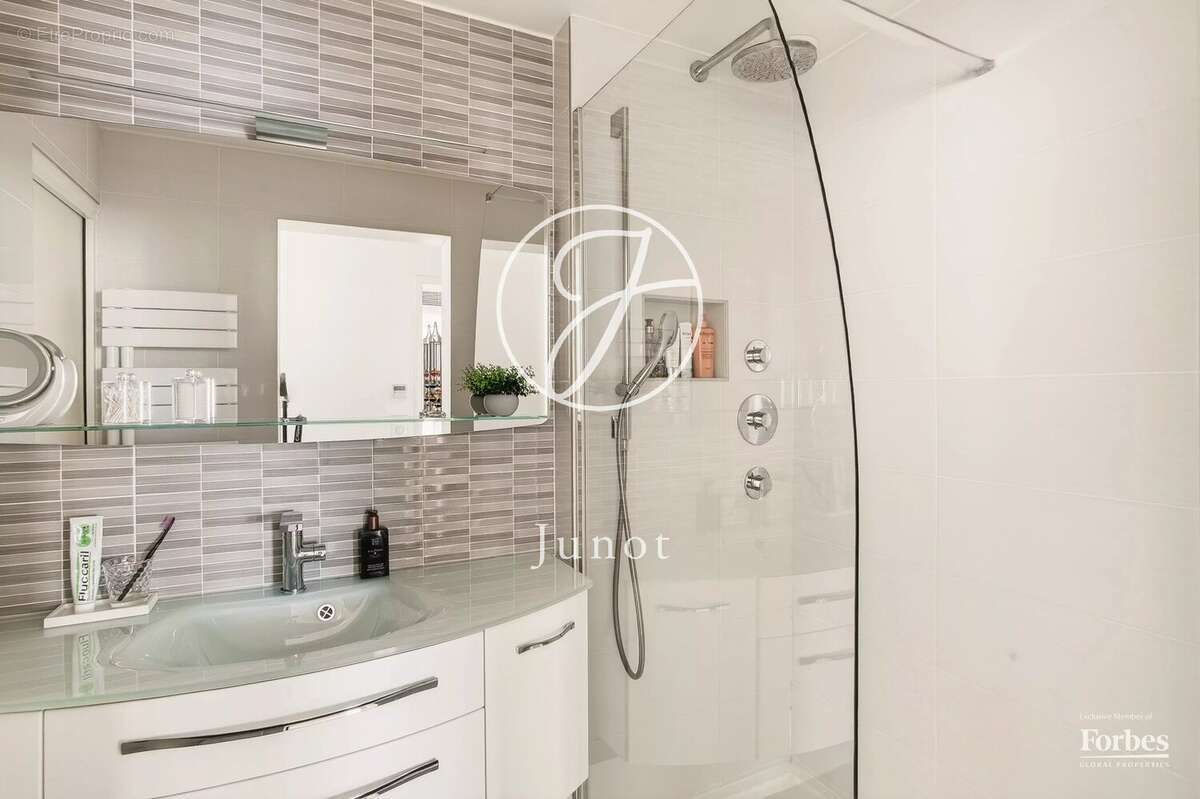 Paris 15e - TOUR DE MARS / QUAI DE GRENELLE - Appartement - 5 pièces - 114,58m² Carrez - 3 chambres - Vue exceptionnelle - Expos - photo 16