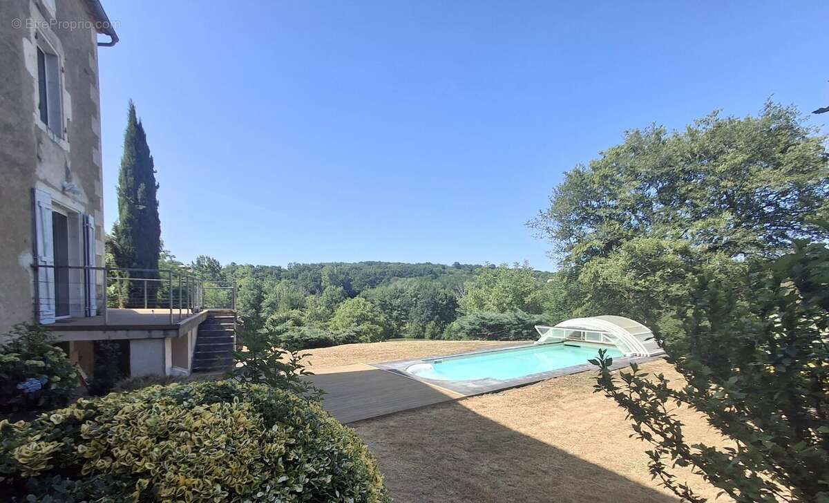 Maison 275 m² à Chasseneuil-Sur-Bonnieure  - photo 2