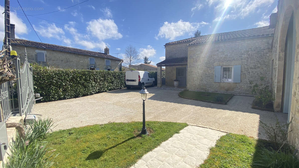 Maison à CHAMPAGNOLLES