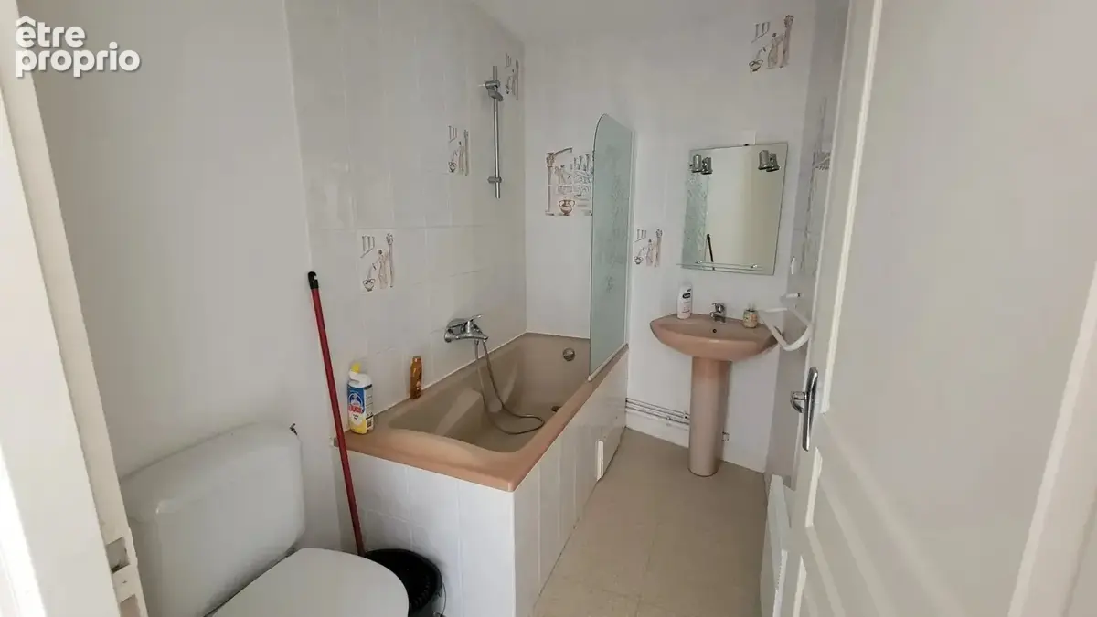 Idéal investissement locatif - Ensemble de deux studios et un appartement meublés avec trois caves dans immeuble en copropriété - photo 7