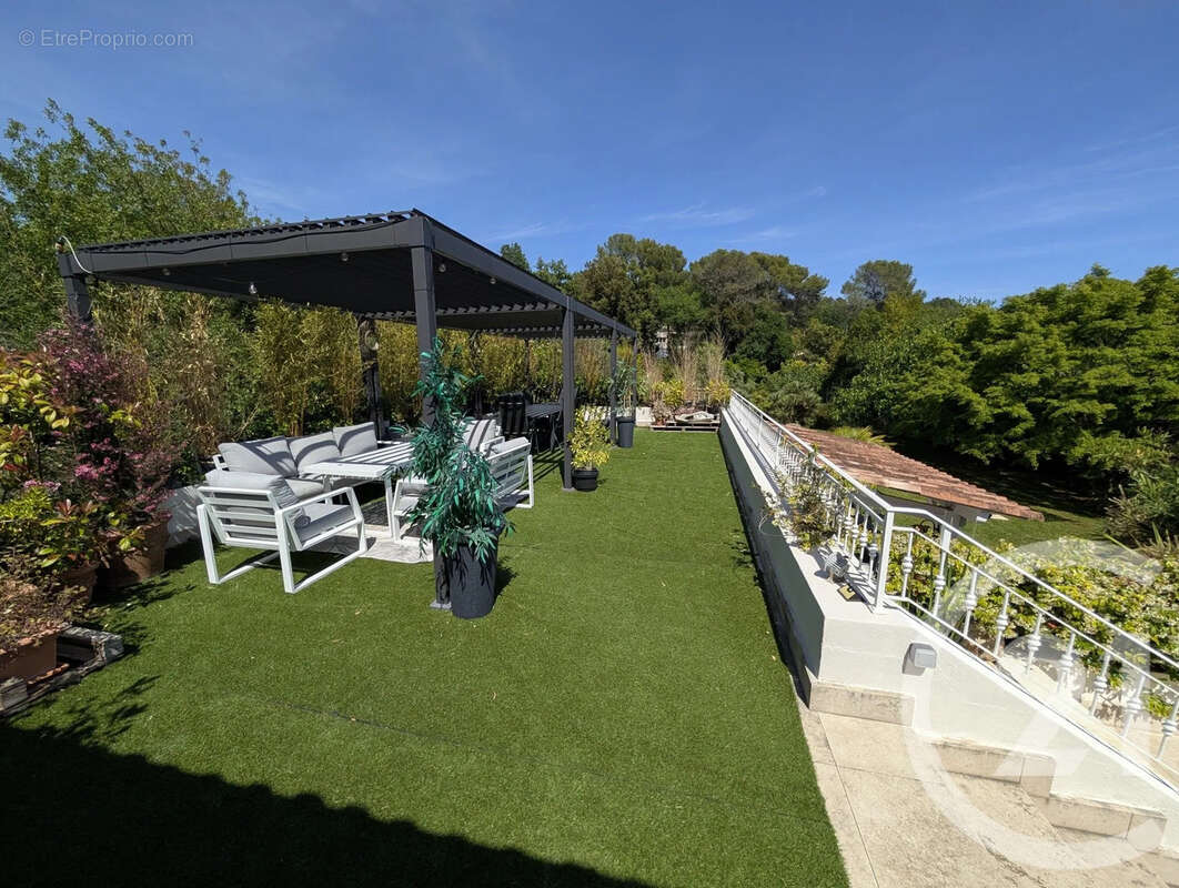 Maison à ROQUEFORT-LES-PINS
