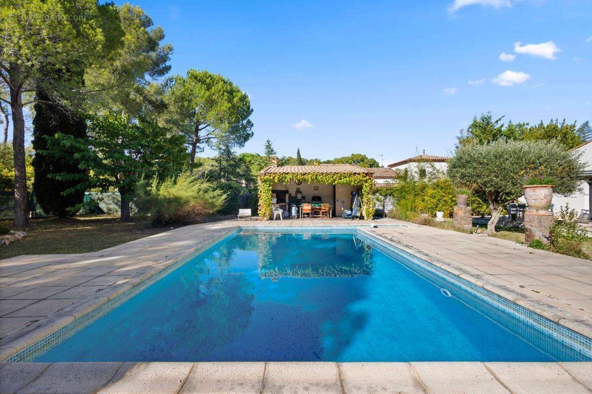 Maison à SAINT-CLEMENT-DE-RIVIERE