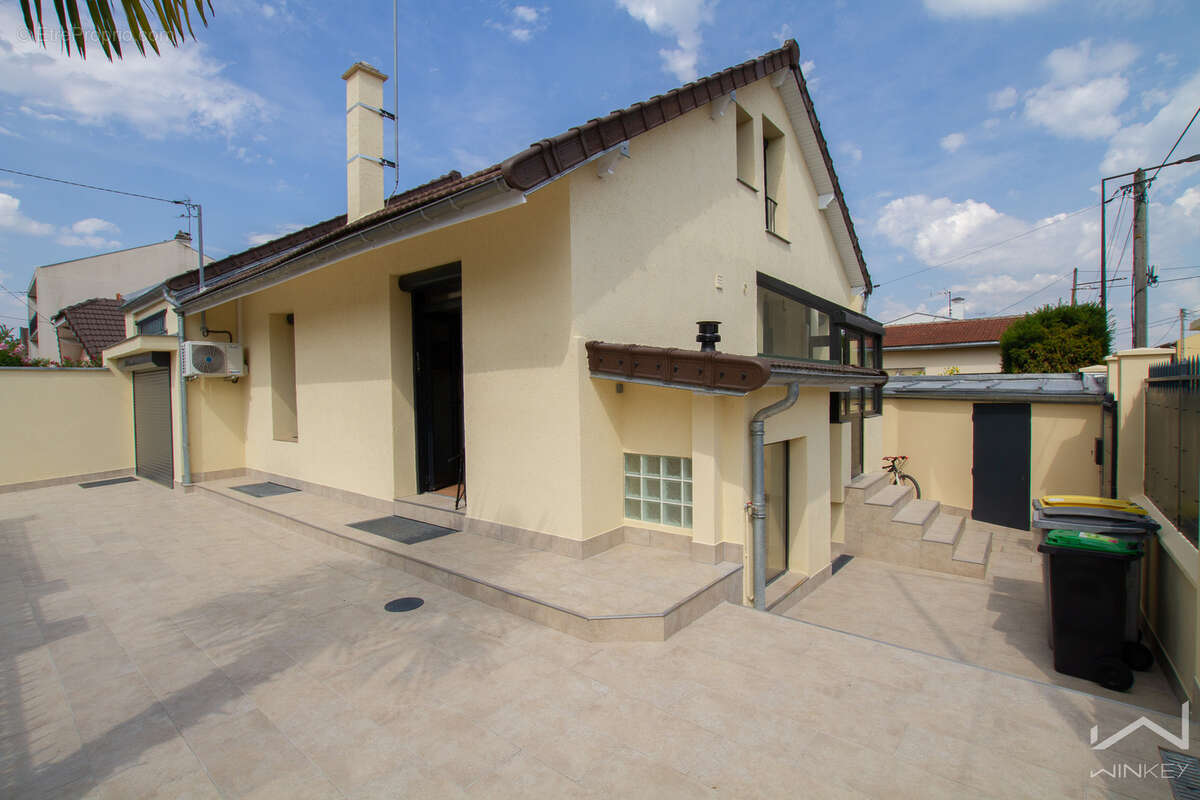 Maison en très bon état en centre ville de villeneuve-le-roi - photo 2