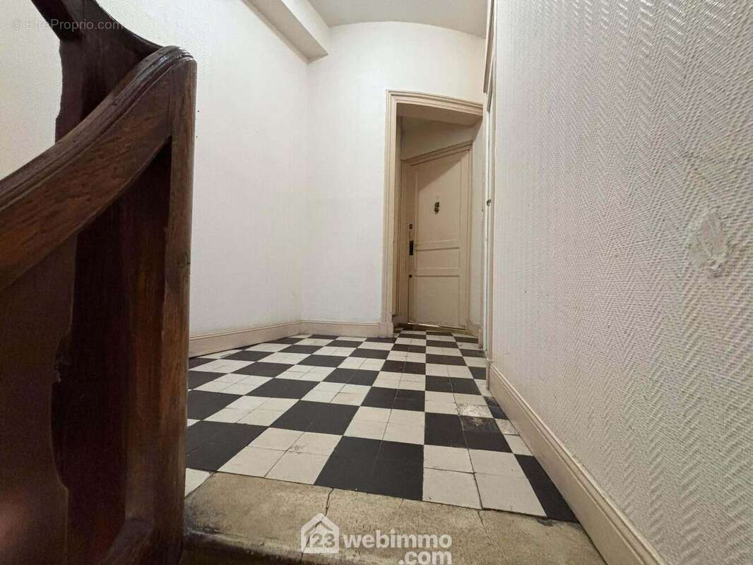 Au 1er étage, le palier dessert 2 appartements. - Appartement à CHATELLERAULT