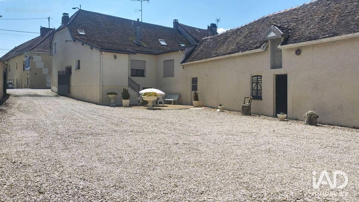 Photo 1 - Maison à MAIZIERES-LA-GRANDE-PAROISSE