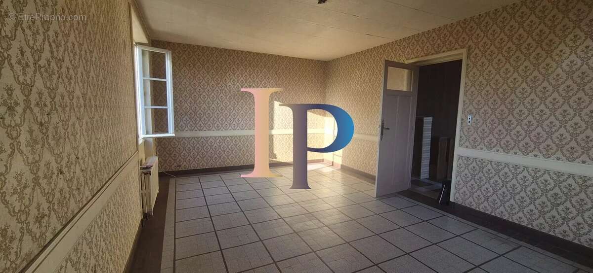 Maison à POUILLY-SOUS-CHARLIEU